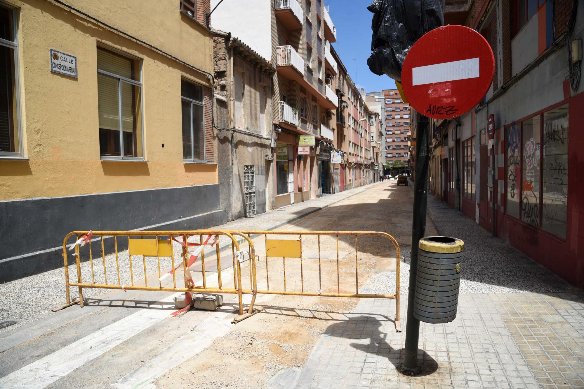 En imágenes | La calle Concepción Arenal, con las zanjas tapadas a la espera de la prometida reforma integral