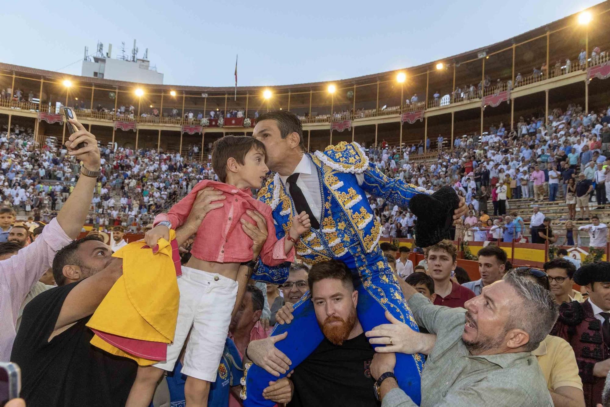 Manzanares culmina una de sus mejores tardes y sale a hombros en la Feria de Hogueras de Alicante 2025