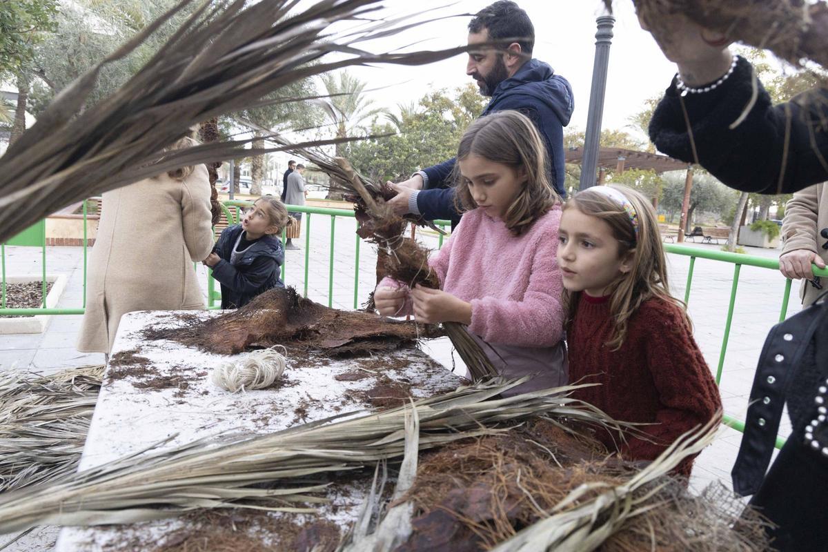 Talleres de “atxes” en Elche para promover una tradición difícil de mantener