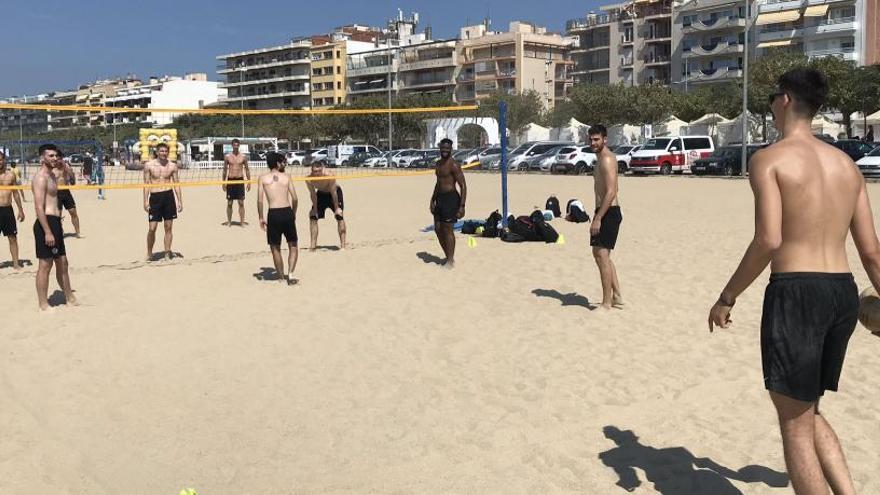 El Girona jugant un partit de vòlei platja a Palamós
