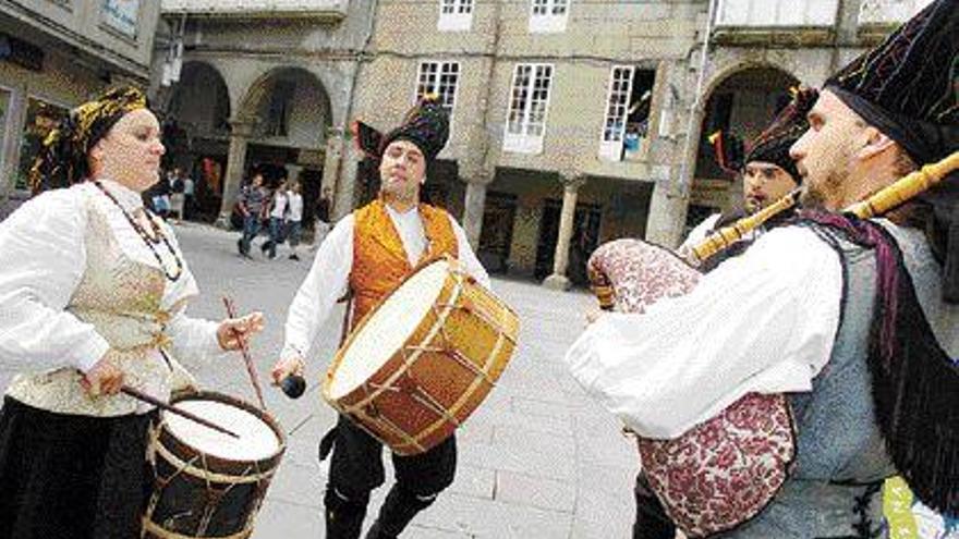 Uno de los grupos participantes, en la plaza de Curros Enríquez. / gustavo santos