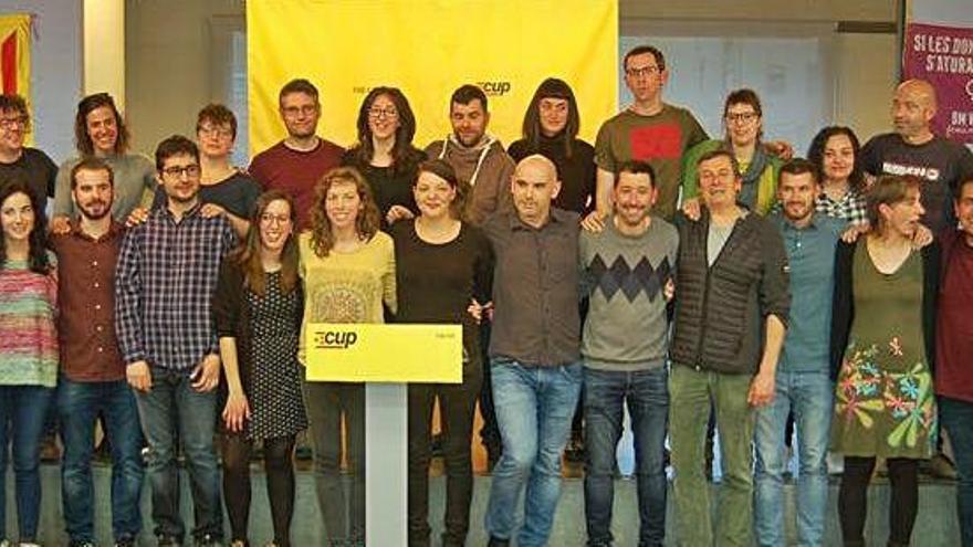 Tots els candidats de la CUP en la presentació celebrada ahir a Berga, en una foto de família