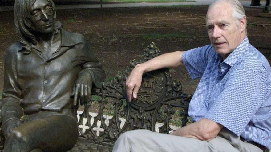 George Martin, junto a una escultura de John Lennon en La Habana, en 2002. // Reuters