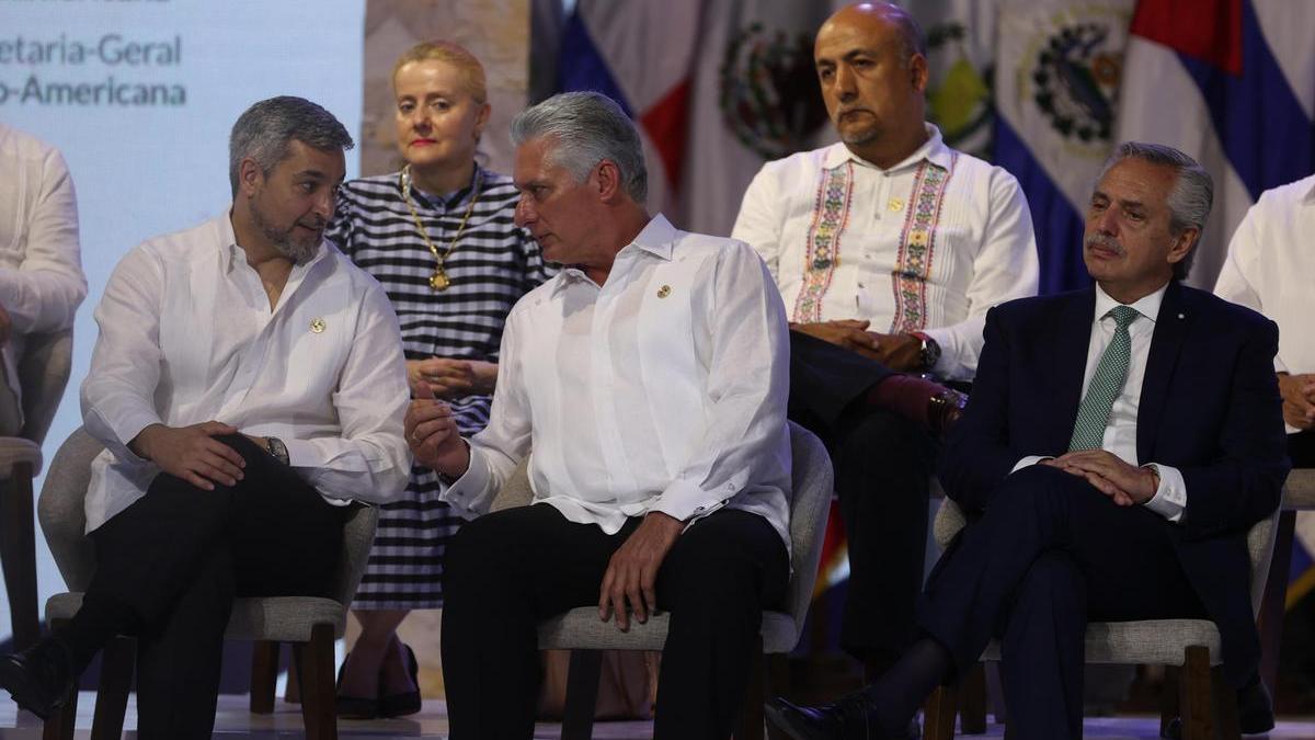 El presidente de Paraguay, Mario Abdo Benítez (der.), su homólogo de Cuba, Miguel Díaz-Canel (c) y el presidente de Argentina, Alberto Fernández, en la XXVIII Cumbre Iberoamericana.
