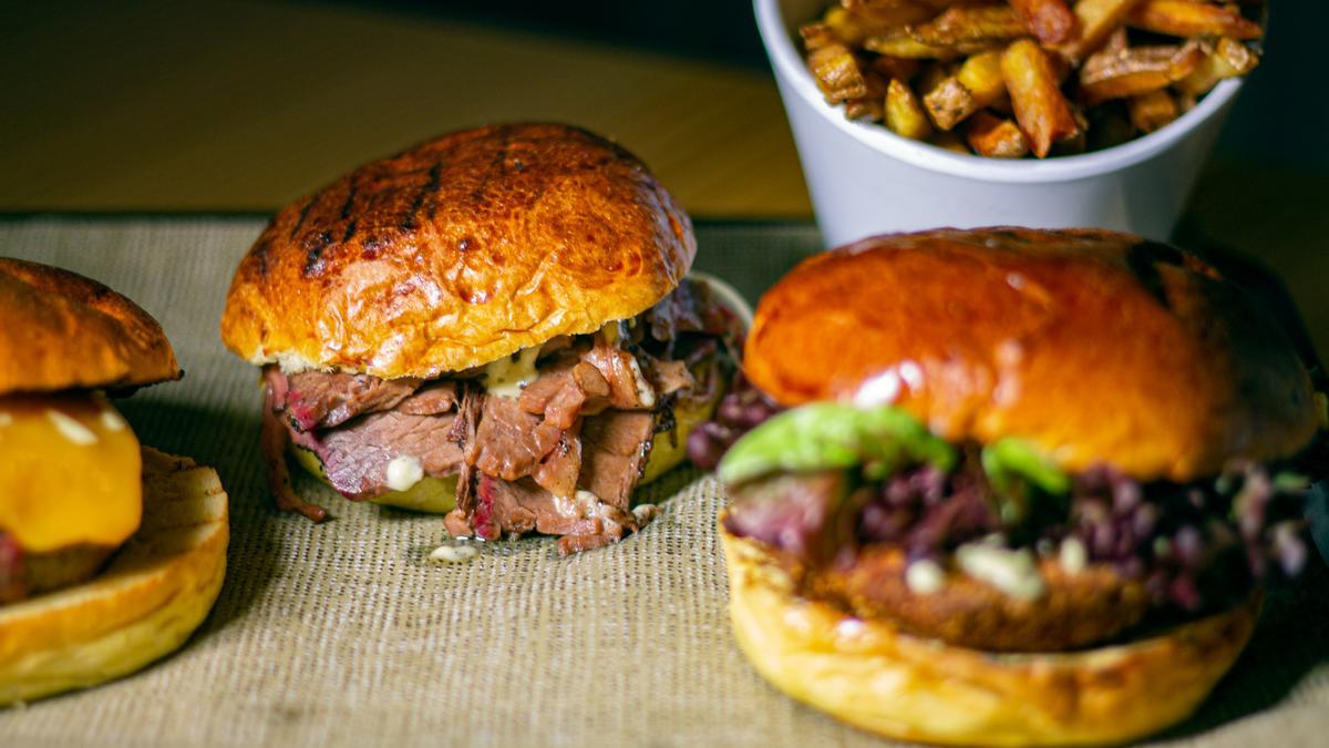 Hamburguesas y carnes con el toque de lamadera y la brasa.