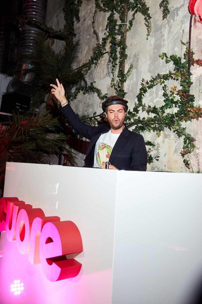 Adrián Lozano, el mejor DJ del momento, puso a la Cuore Party a bailar (hasta le cantamos 'Quédate' para que no se marchase)