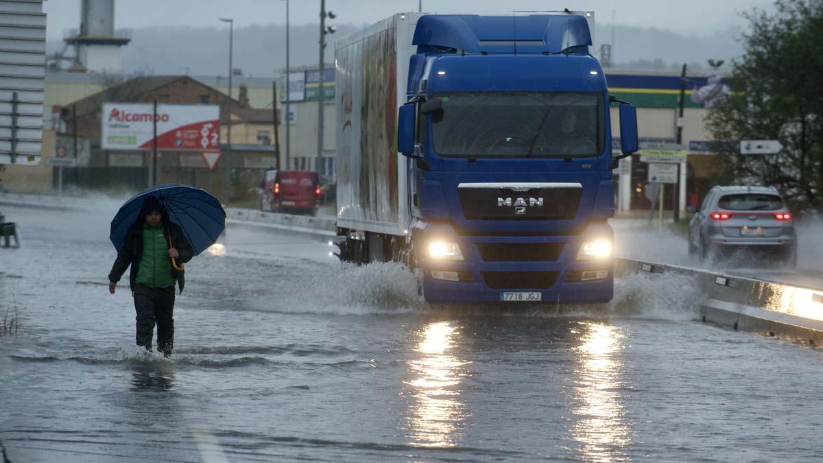 DANA: Efectos de las lluvias en Santa Bàrbara (Tarragona). En la foto, una carretera anegada en Tortosa.