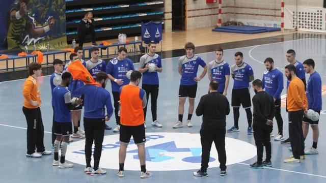 Nacho Moyano reunido ayer con sus jugadores en el inicio del entrenamiento en O Gatañal. |  // SANTOS ÁLVAREZ