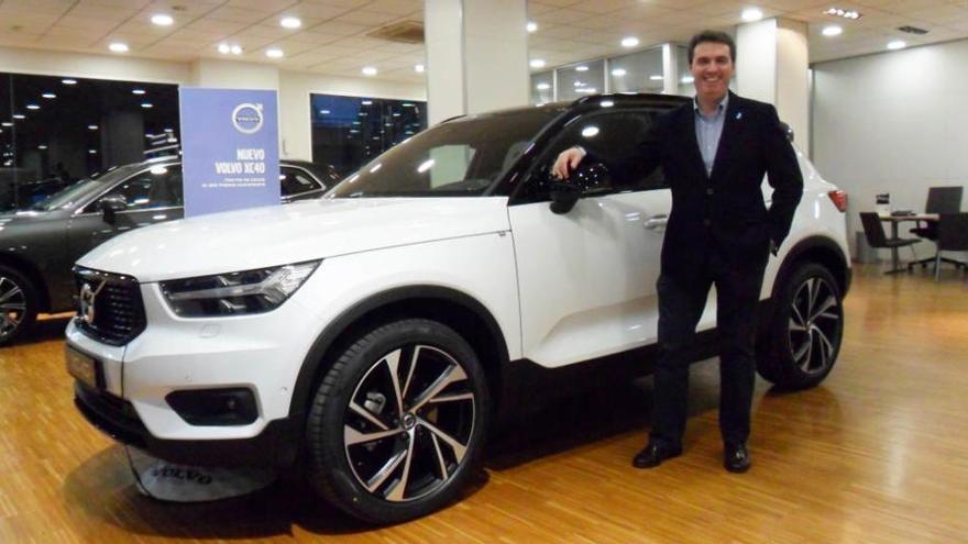 José Miñano, gerente de Volvo Vedat Valencia, con el XC40.