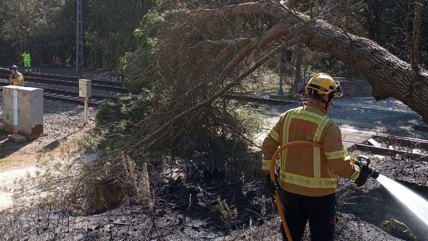 Interrompen la circulació de l&#039;R11 entre Sant Miquel de Fluvià i Girona per la caiguda d&#039;un arbre damunt la catenària