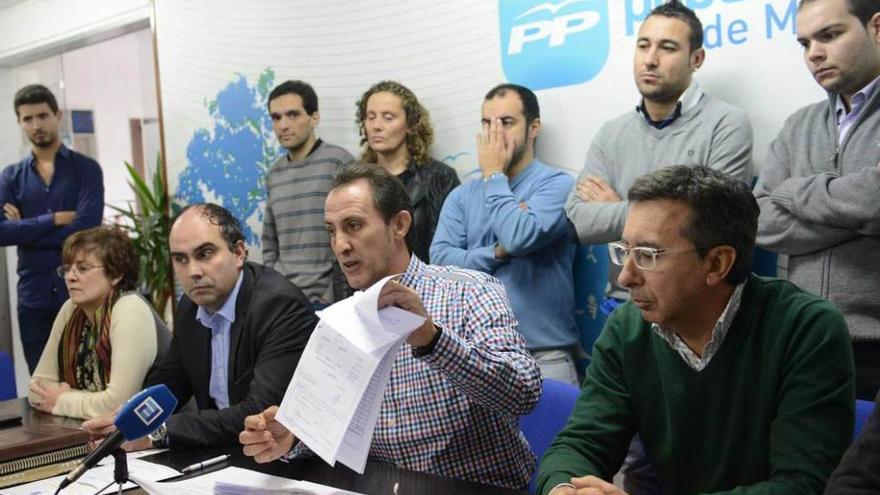 José M. Rodríguez muestra facturas y gastos en presencia de un gran número de dirigentes del PP.