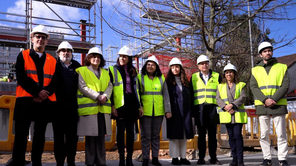 La alcaldesa de Santiago y la conselleira de Vivenda, entre otras autoridades, visitan las obras de las viviendas de promoción pública de O Castiñeiriño.