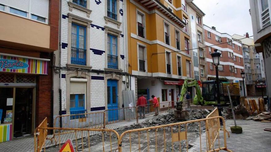 La calle Ángel Rendueles, ayer, en obras.
