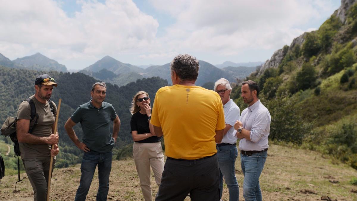 Representantes ganaderos, vecinales, del Principado y de la Caja Rural, en el entorno de Orlé.