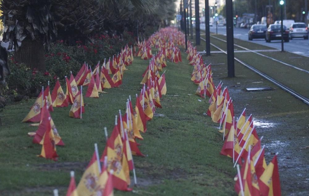 La Avenida Juan de Borbón de Murcia amanece con miles de banderas de España por las víctimas del coronavirus