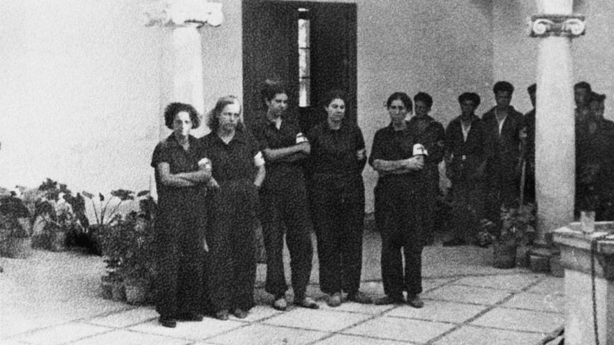Die fünf Milizionärinnen kurz vor ihrer Hinrichtung.