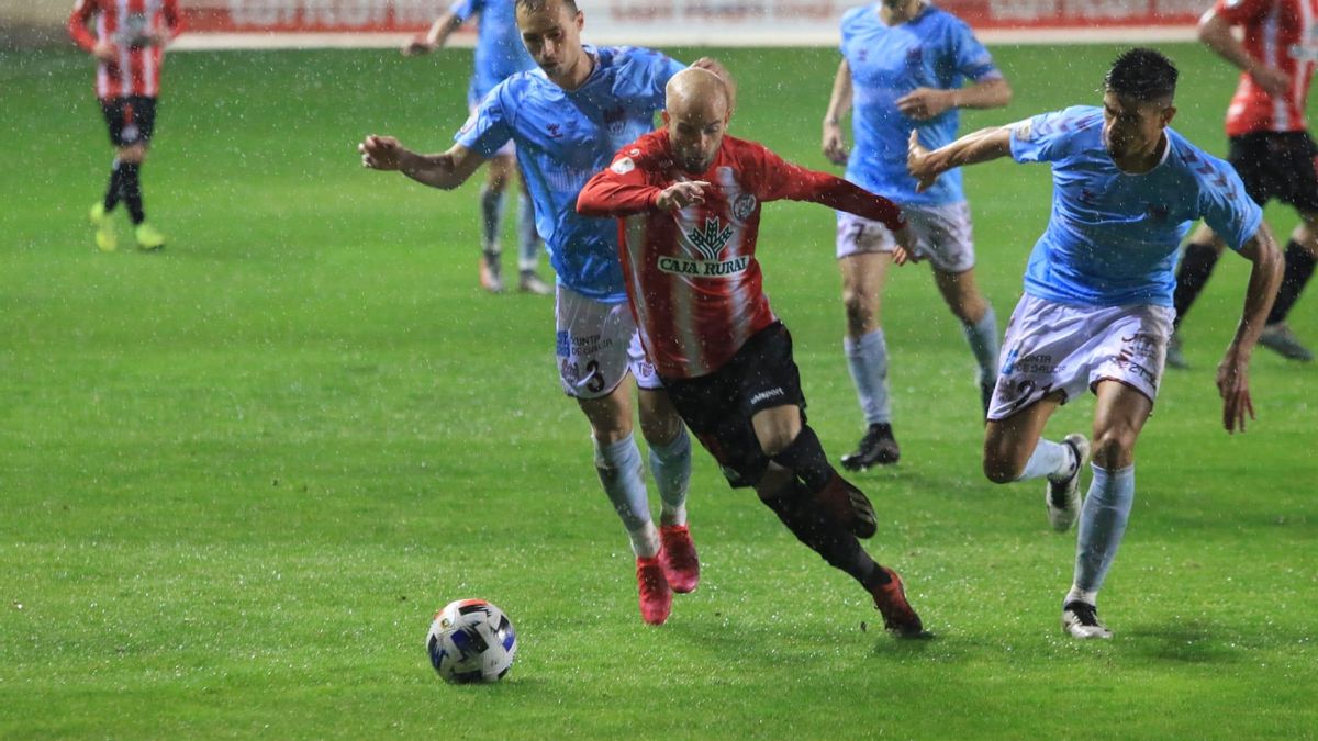 Sergio García, entre jugadores del Pontevedra.