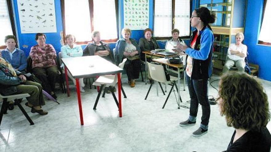 Iris Velarde, educadora ambiental, explica a las asistentes las técnicas para compostar.