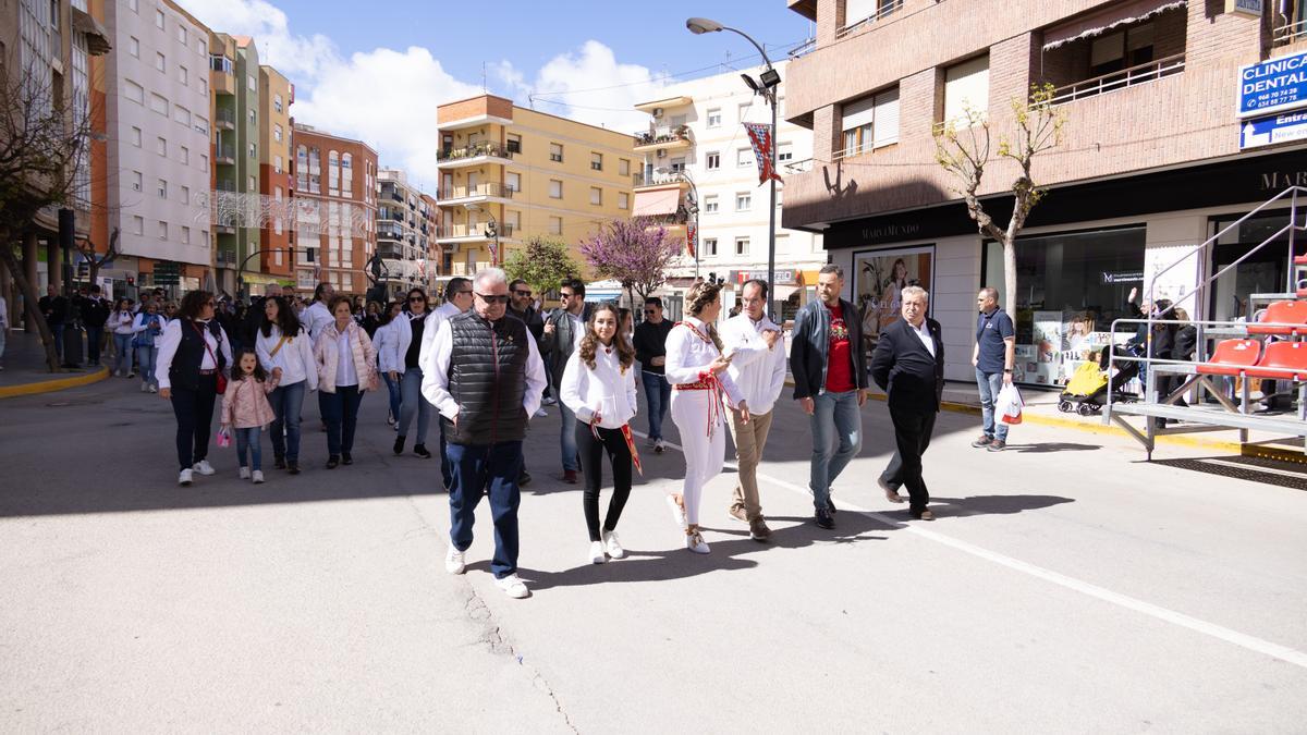 La comitiva del Bando de los Caballos del Vino camino de la Glorieta