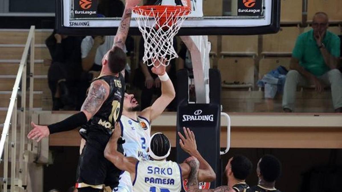 Una imagen del duelo entre Monaco y Valencia Basket