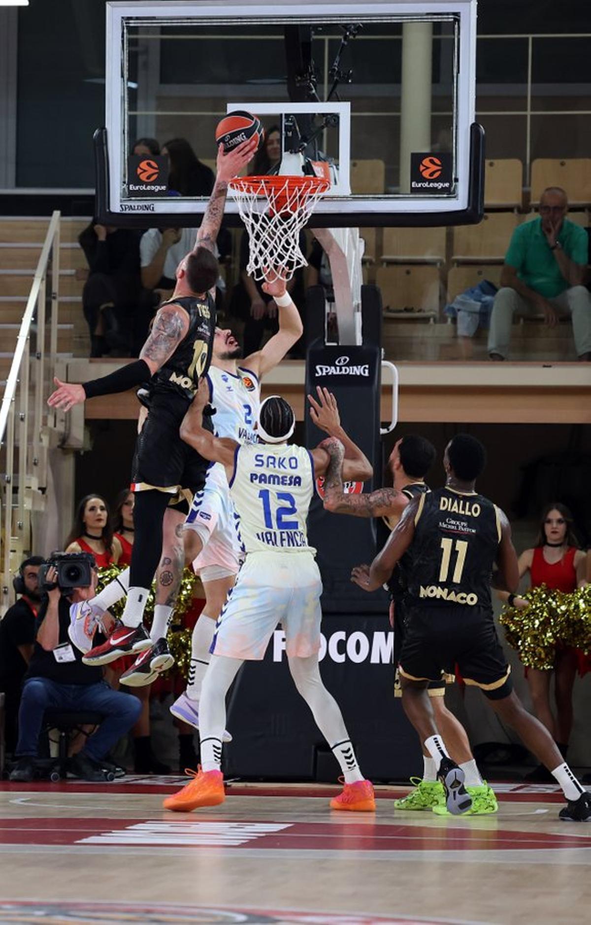 Una imagen del duelo entre Monaco y Valencia Basket