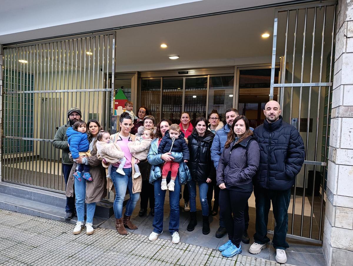 Familias de la Escuela Infantil Los Polesinos, en Pola de Siero, en el exterior del centro, este jueves.