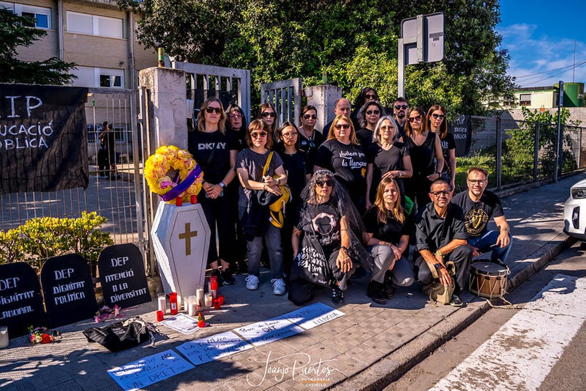 Así ha discurrido el 'entierro' por la educación pública protagonizado por docentes y familias en Castelló