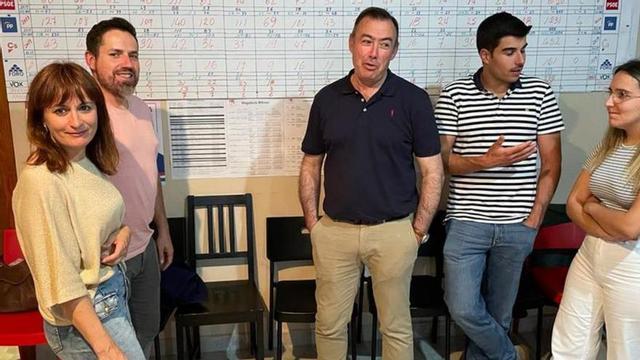 Trabanco, en el centro, con integrantes de IU, anoche, en Grado. | S. A.