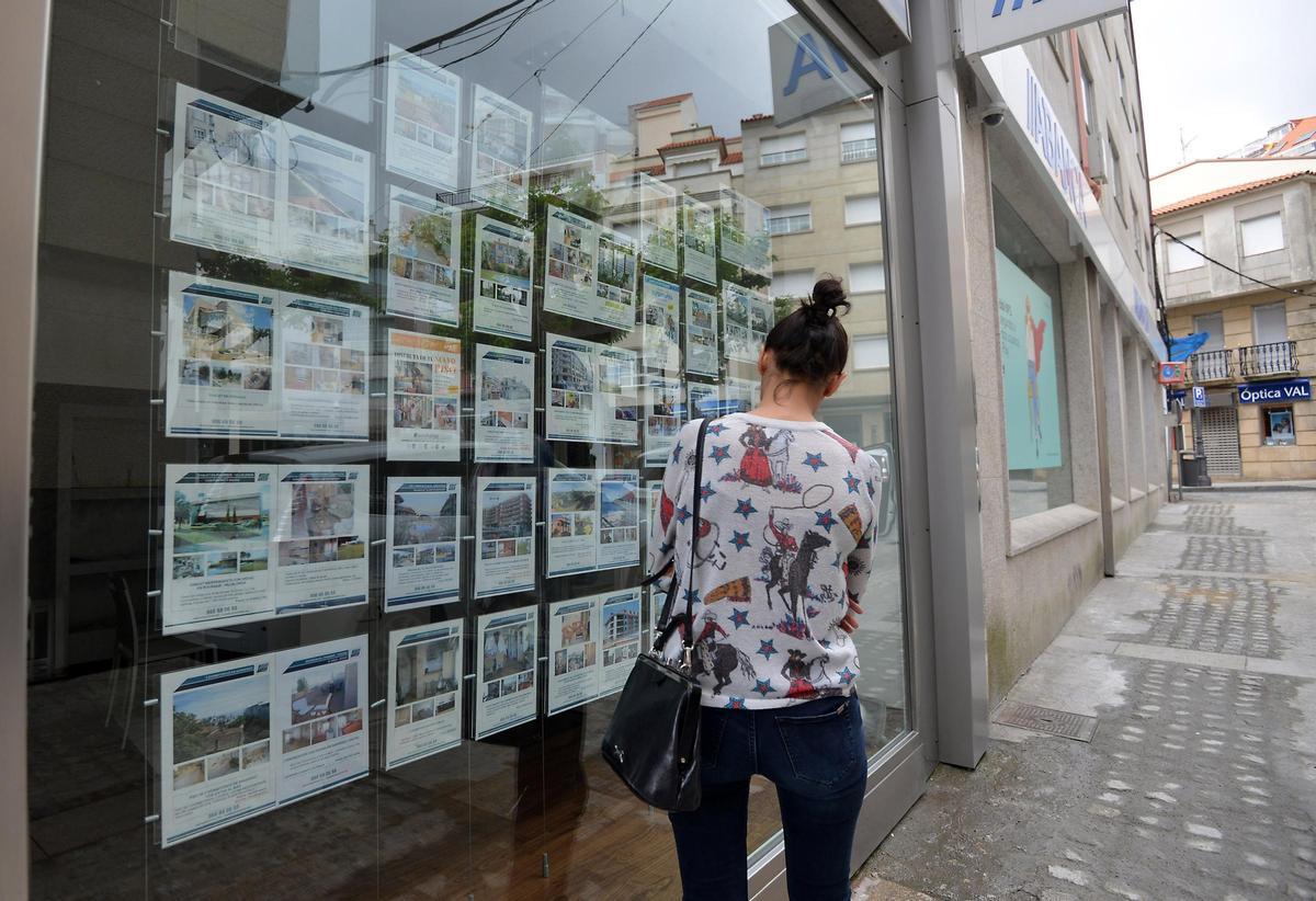 Una persona mira l’aparador d’una immobiliària, en una imatge d’arxiu.