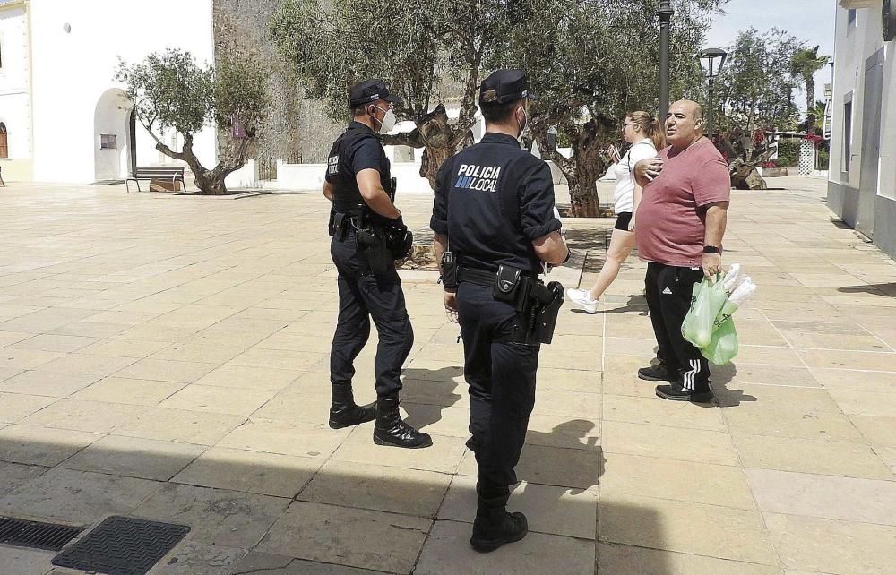 Los vecinos de Formentera salen a la calle