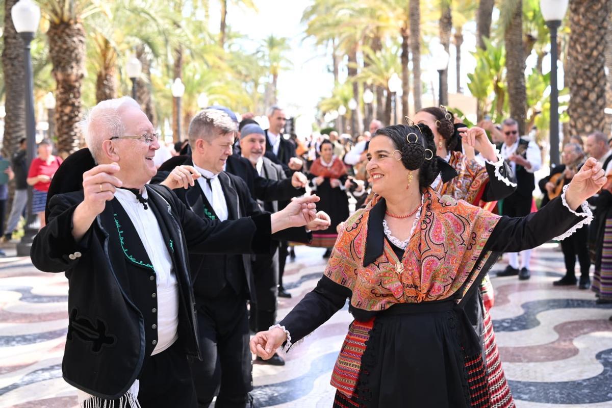Albacete llega a Alicante con una jornada de folklore y gastronomía