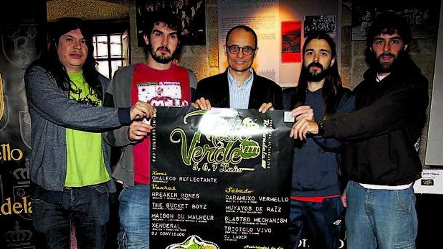 El edil de Cultura, Julio Alonso (c.), sostiene el cartel con organizadores del festival.