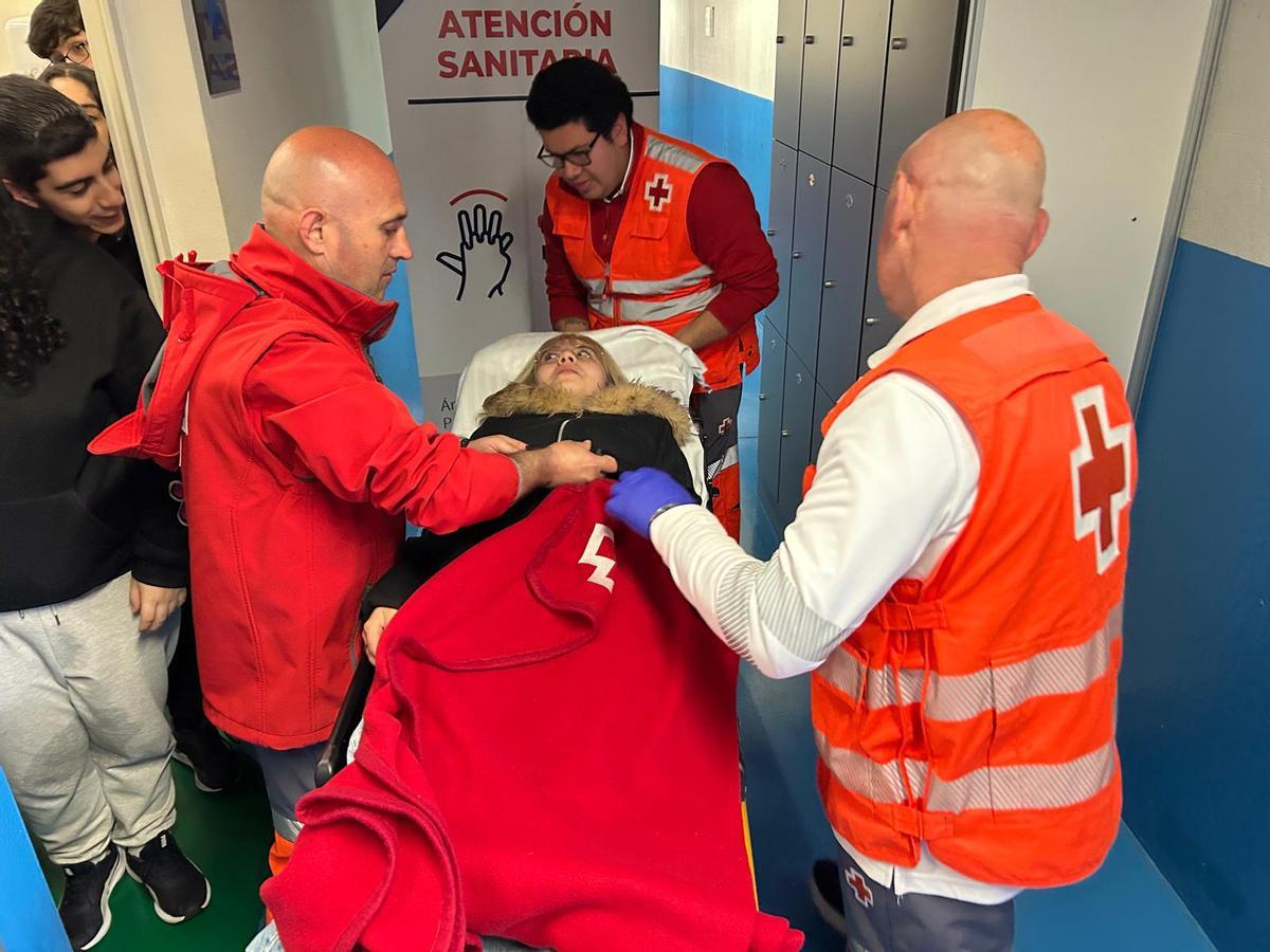 EN IMÁGENES: Simulacro de instalación de un albergue de emergencias con jóvenes de Pola de Siero