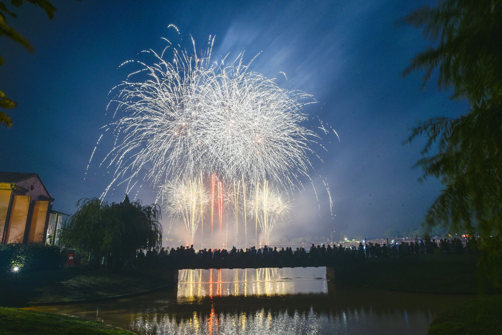 El Parc de l'Agulla s'omple per veure el Castell de Focs