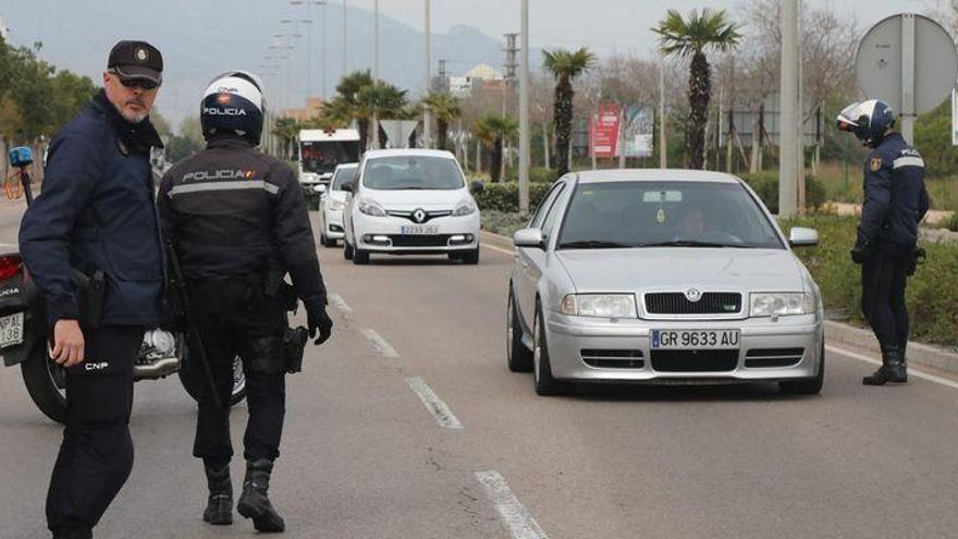 La resistencia de un detenido por saltarse la cuarentena en Castelló obliga a 11 policías a reducirlo