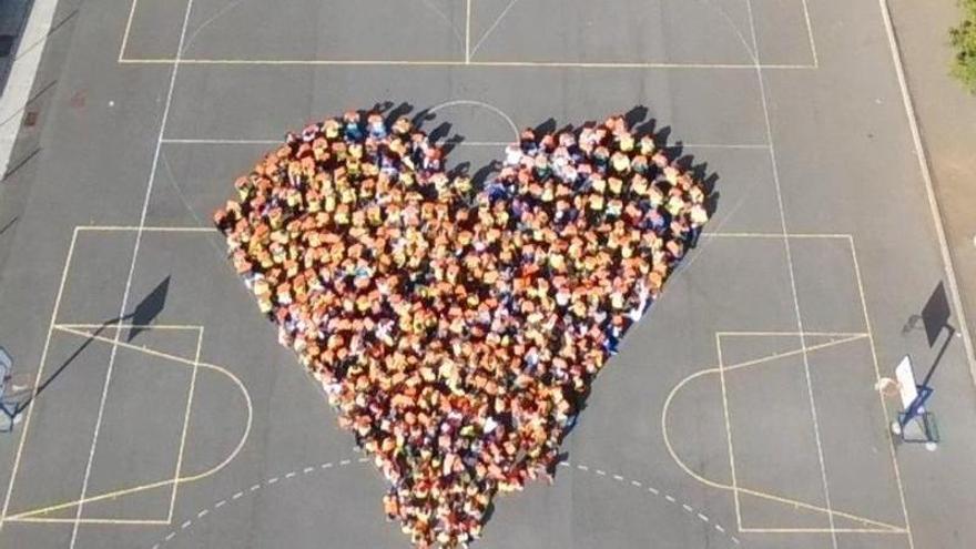 Alumnado del CEIP Las Mercedes forma un corazón en las canchas del colegio