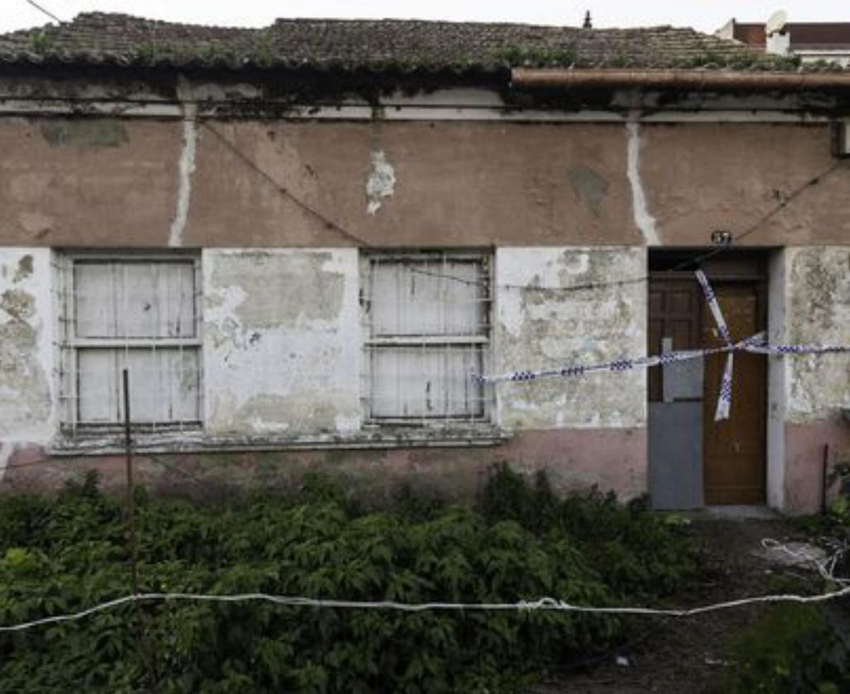 La Policía precintó ayer una casa de Redomeira. | // J.T.