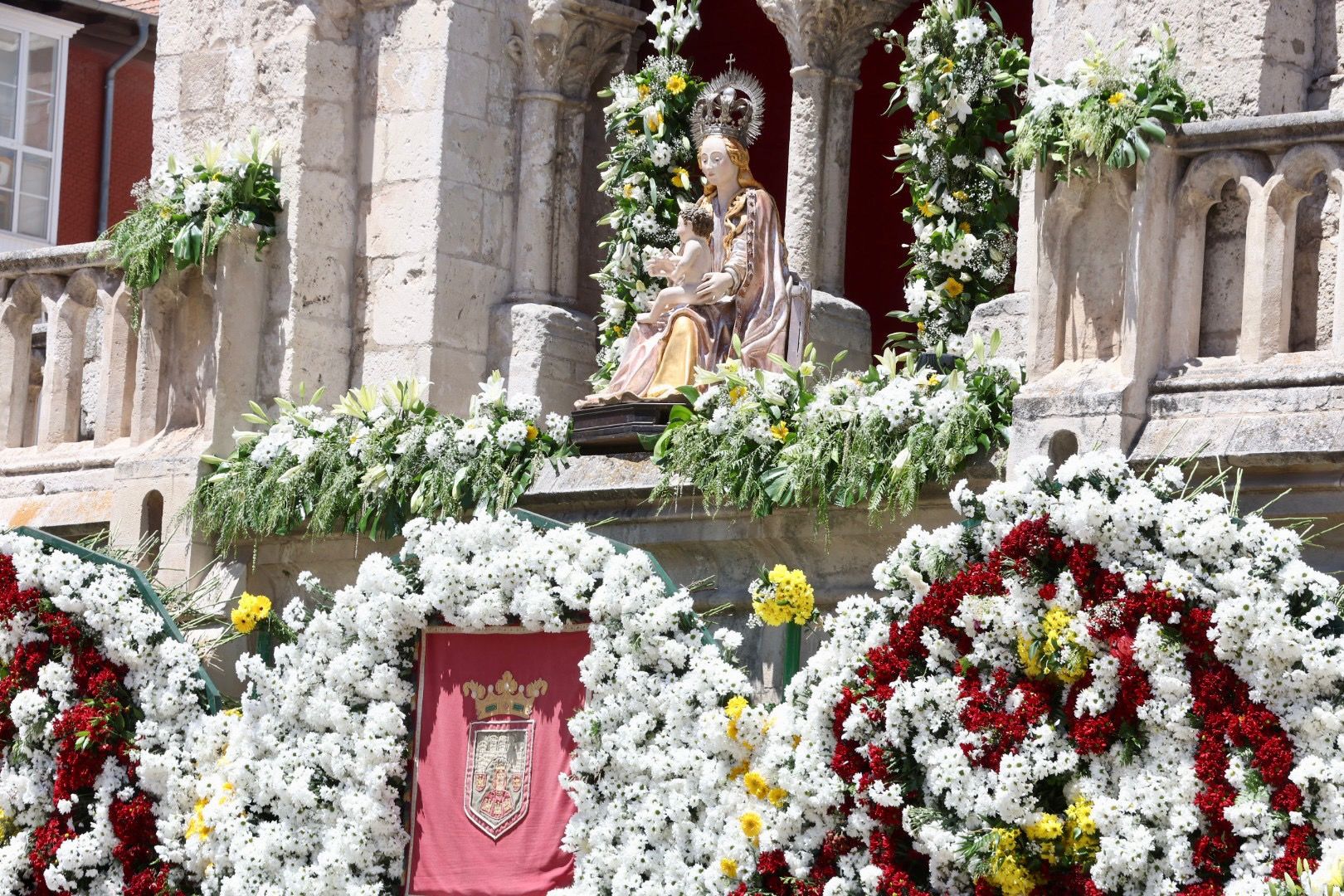 Carmen, Nerea y la corte en Burgos: Catedral, Bajada de Peñas y Ofrenda