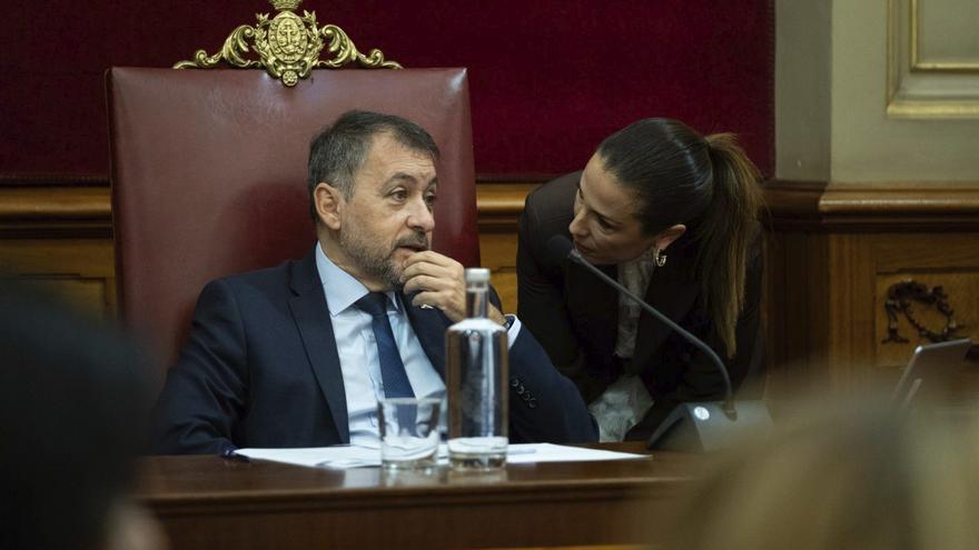 El alcalde, José Manuel Bermúdez (CC), habla con la portavoz socialista, Patricia Hernández.