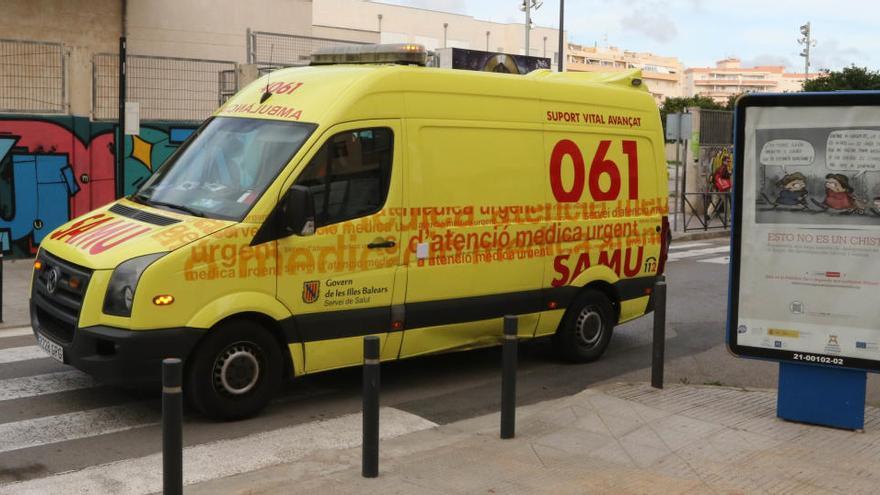 El motorista que ha recibido el impacto del coche ha sido trasladado en ambulancia.