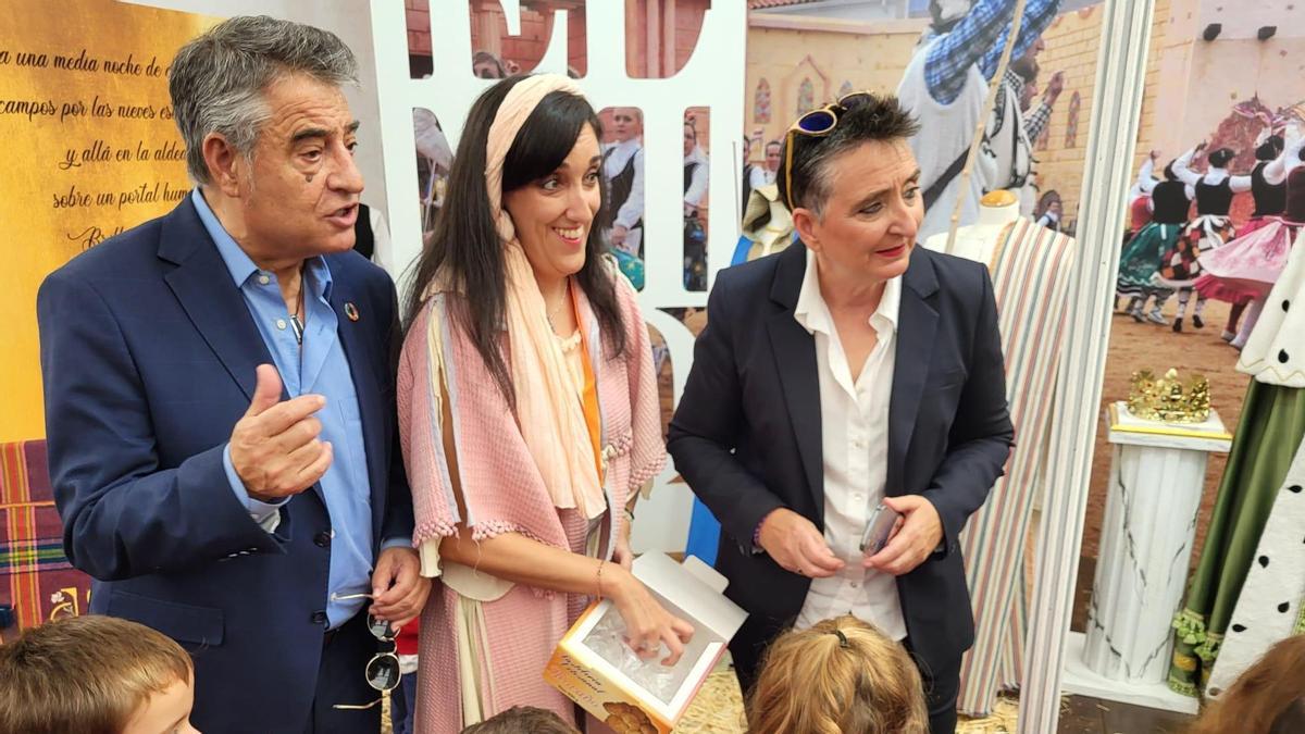 Hinojosa promociona en su estand la obra &#039;La vaquera de la Finojosa&#039;.