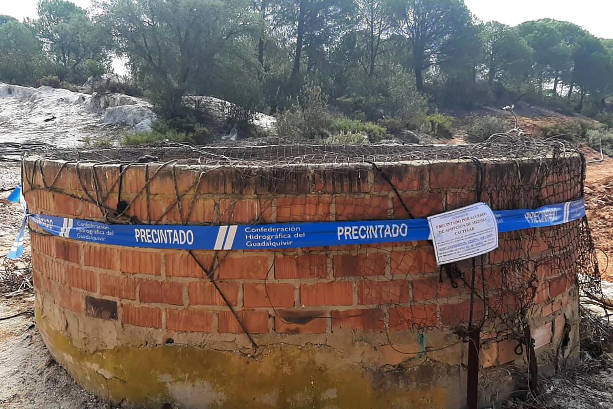 Pozo ilegal precintado en la zona de Doñana