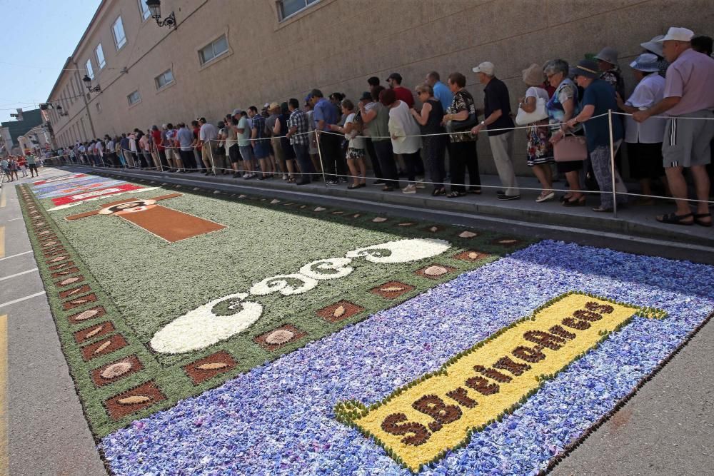 Miles de personas abarrotan las calles de la villa del Tea para disfrutar del Corpus y de las alfombras florales.