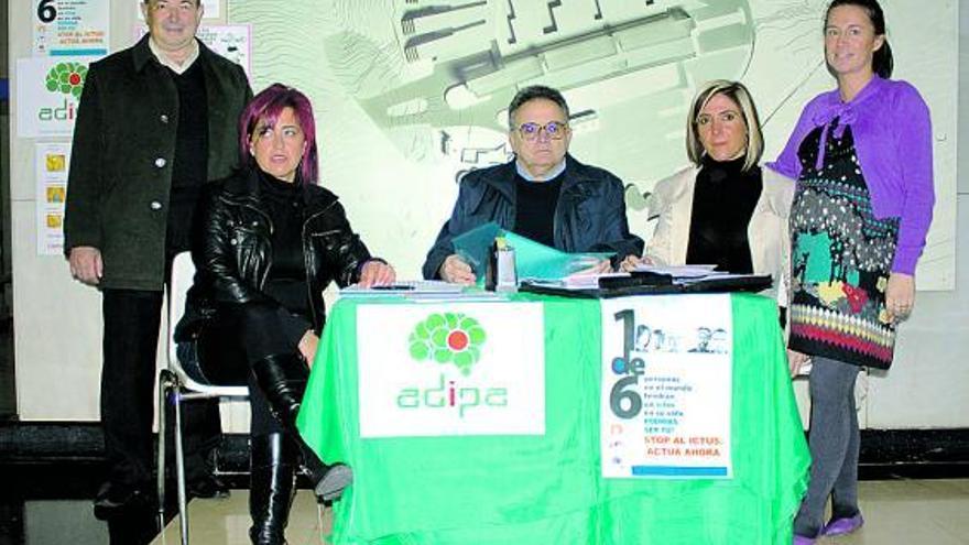 De izquierda a derecha, Alberto Fernández, Katia Sánchez, Carlos Posadas, Mónica Arango y Ana Torrico, integrantes de la Asociación de Ictus del Principado (Adipa).