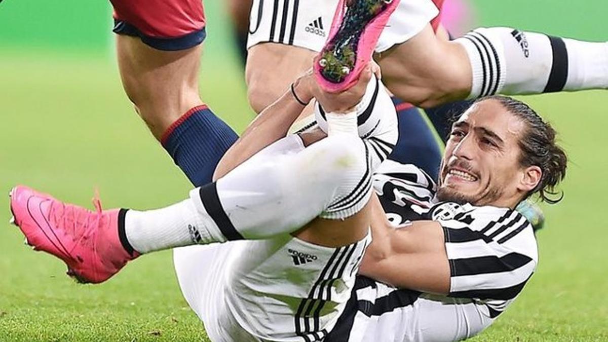 Cáceres se lesionó en el partido que la Juventus disputó contra el Genoa el miércoles