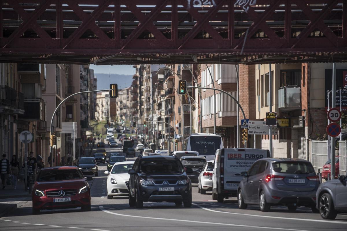 Trànsit passant per sota el Pont de Ferro, a la carretera de Vic de Manresa