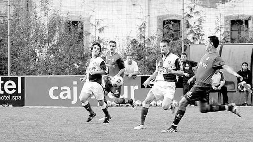 El azulgrana Rubén toca el balón ante el local Borja Prieto, con Borja Argüelles y Borja Fernández a la expectativa.