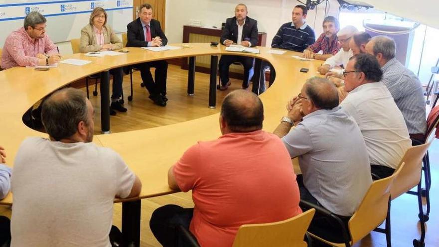 Un momento del encuentro de ayer entre representantes de la Xunta y la flota volantera gallega.