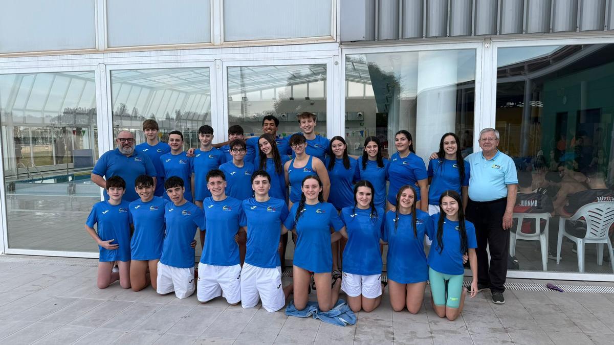 Nadadores del CN Xàtiva en la competición celebrada en la piscina de Les Pereres.
