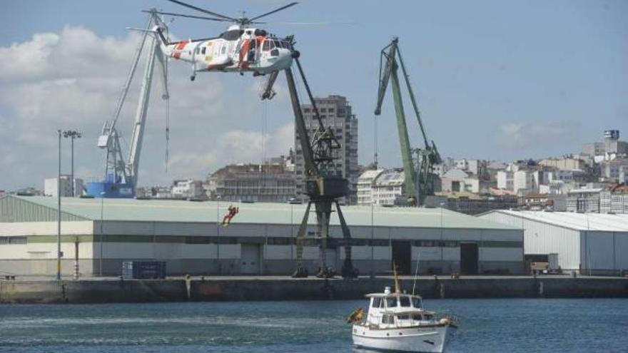 Uno de los helicópteros de Salvamento con base en A Coruña, durante un simulacro. / víctor echave